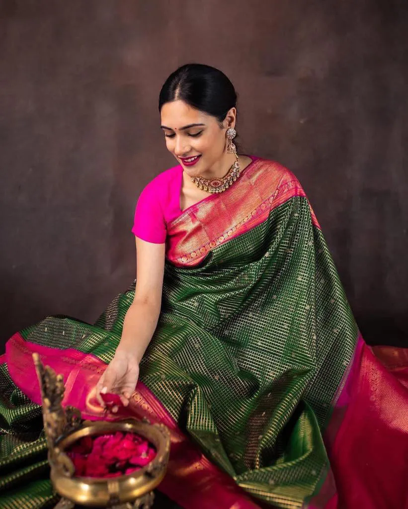 Capricious Green Soft Silk Saree With Staring Blouse Piece