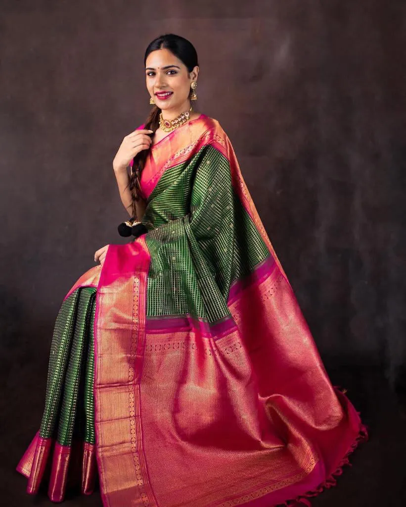 Capricious Green Soft Silk Saree With Staring Blouse Piece