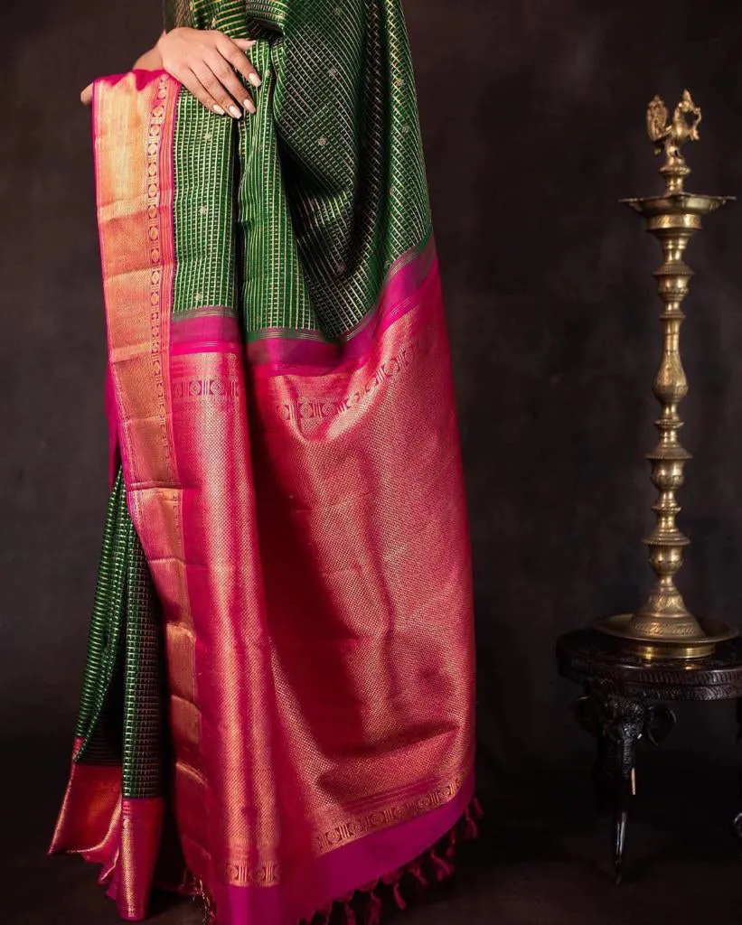 Capricious Green Soft Silk Saree With Staring Blouse Piece