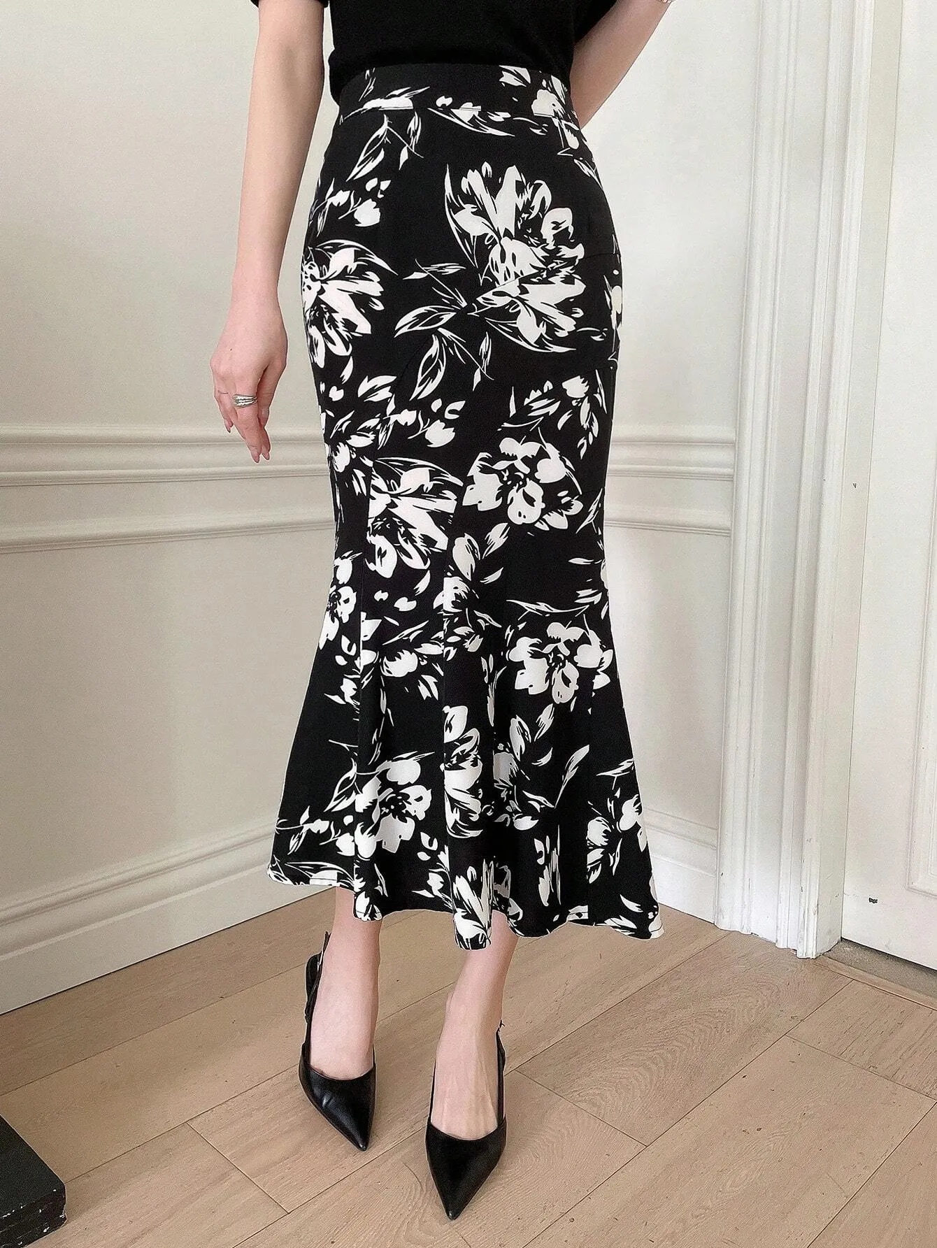 SHEIN DAZY Asymmetrical Floral Print Pencil Mermaid Skirt With Hip-Wrapped Design